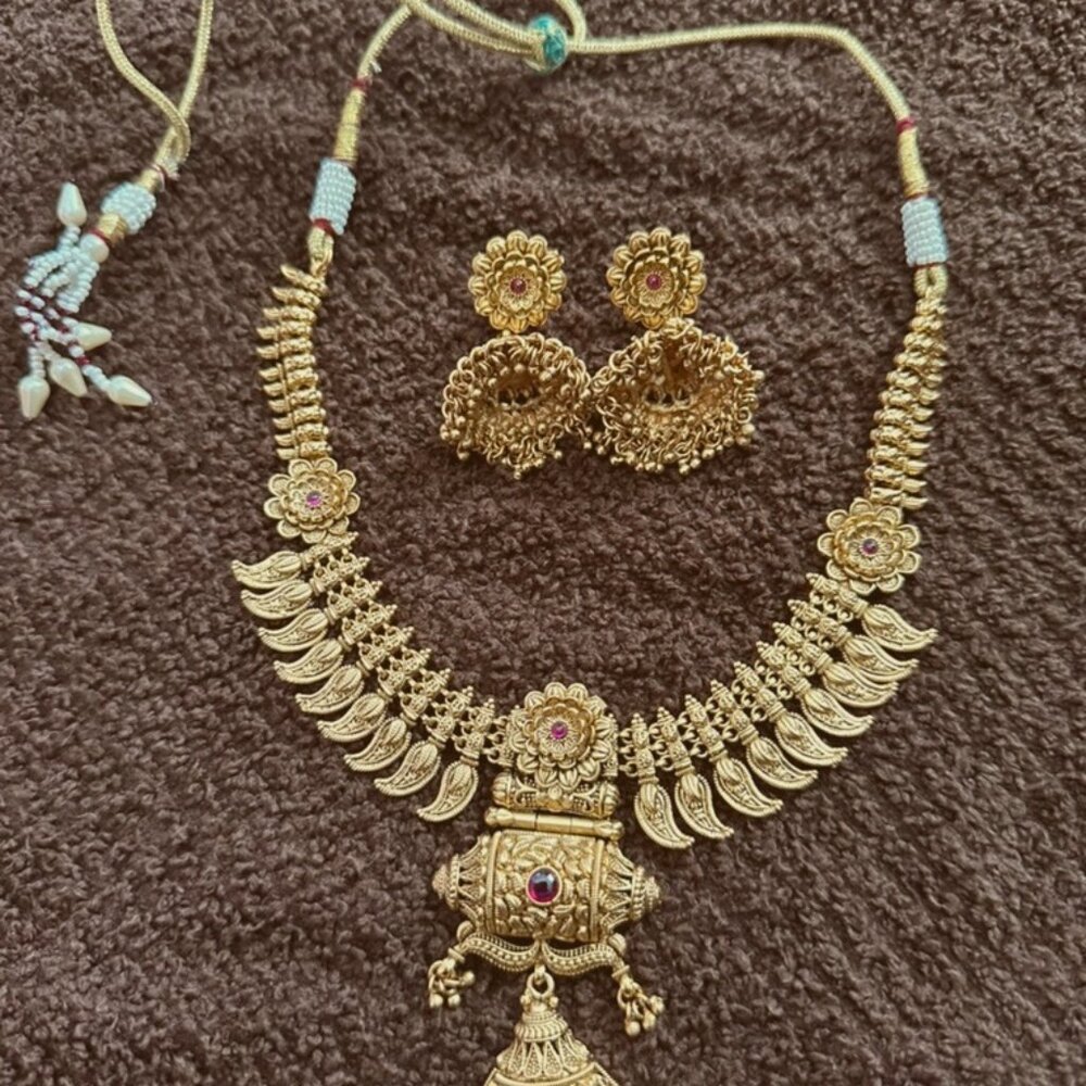 Gold plated Indian Flower Temple Jewelry necklace set for party